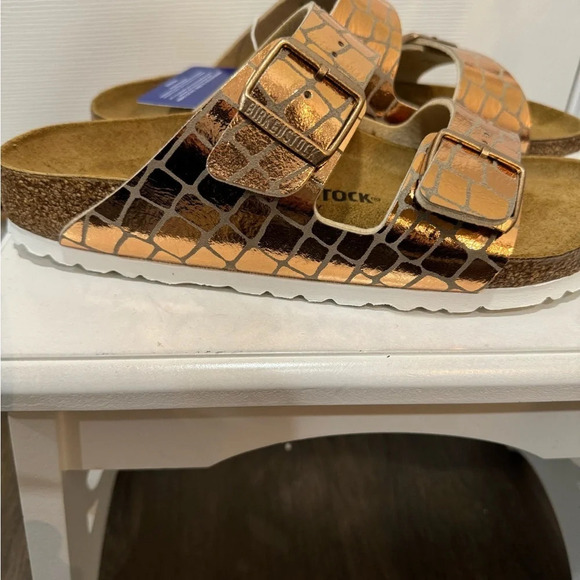 Birkenstock New
Arizona Gator copper
Gleam Two-Strap Comfort Sanda
$100 - Picture 4 of 9